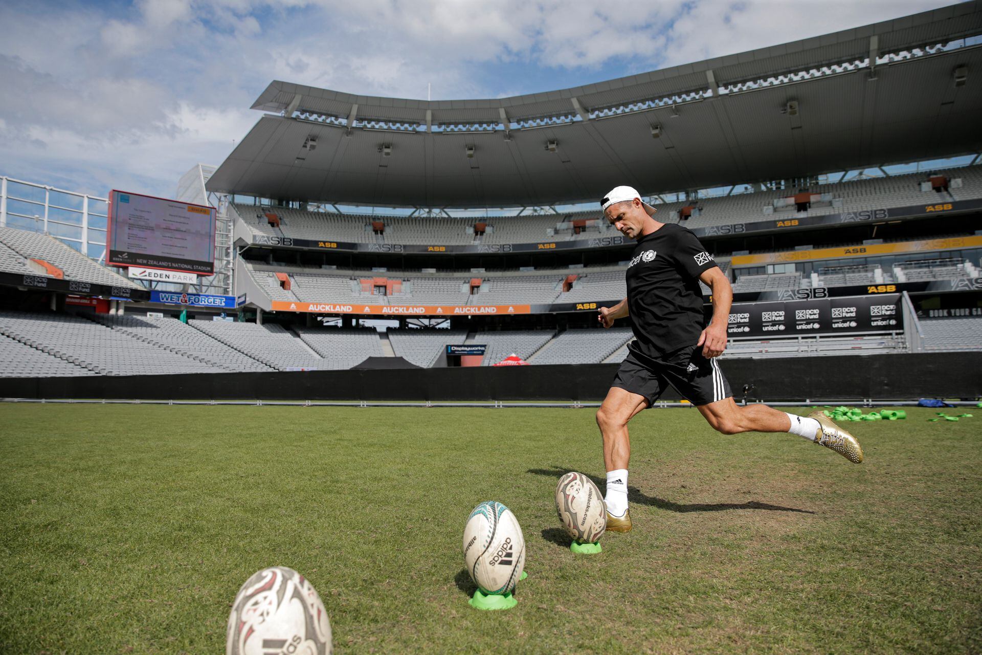 All Blacks - Dan Carter held a kicking clinic for three lucky fans