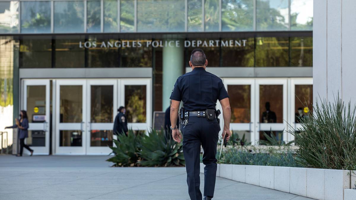 L’équipe de sécurité du chef de la police de Los Angeles enquête sur l’arrestation d’un homme en France