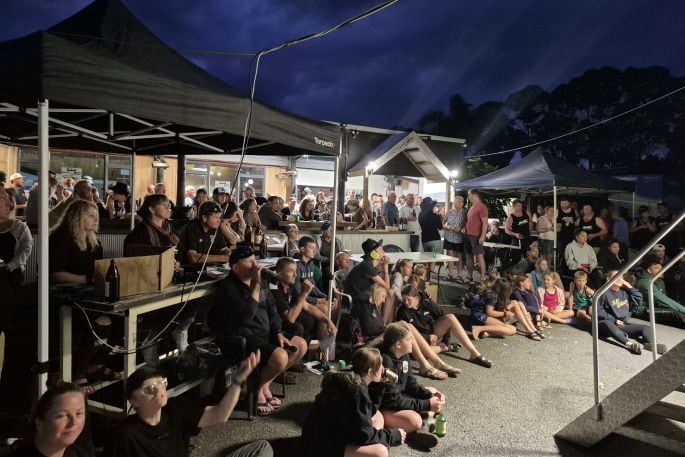 The crowd watching the competition at the Point Ale House in Whakamārama. Photo/Supplied.