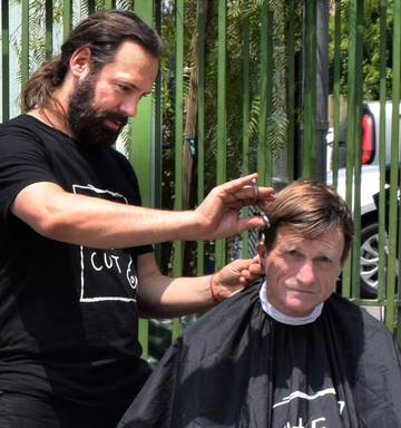 Stylist To Hollywood Stars Gives Cuts To The Homeless Nz