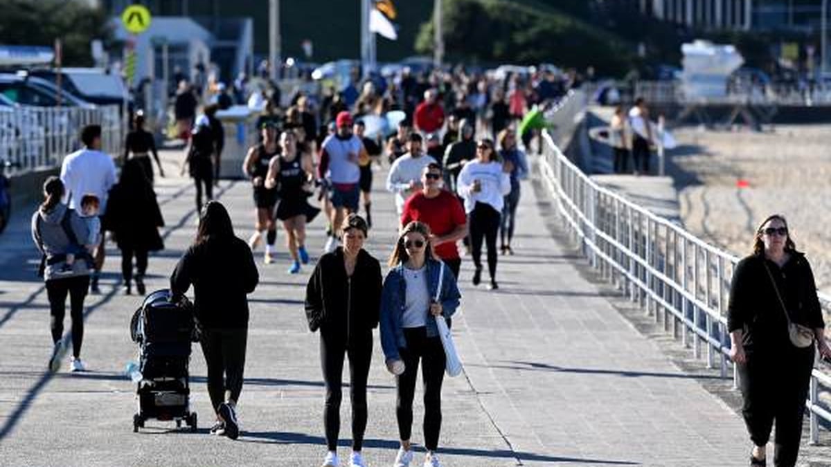 Covid 19 coronavirus: multitudes en la playa de Sydney amenazan con poner fin al bloqueo mientras NSW registra 16 nuevos casos