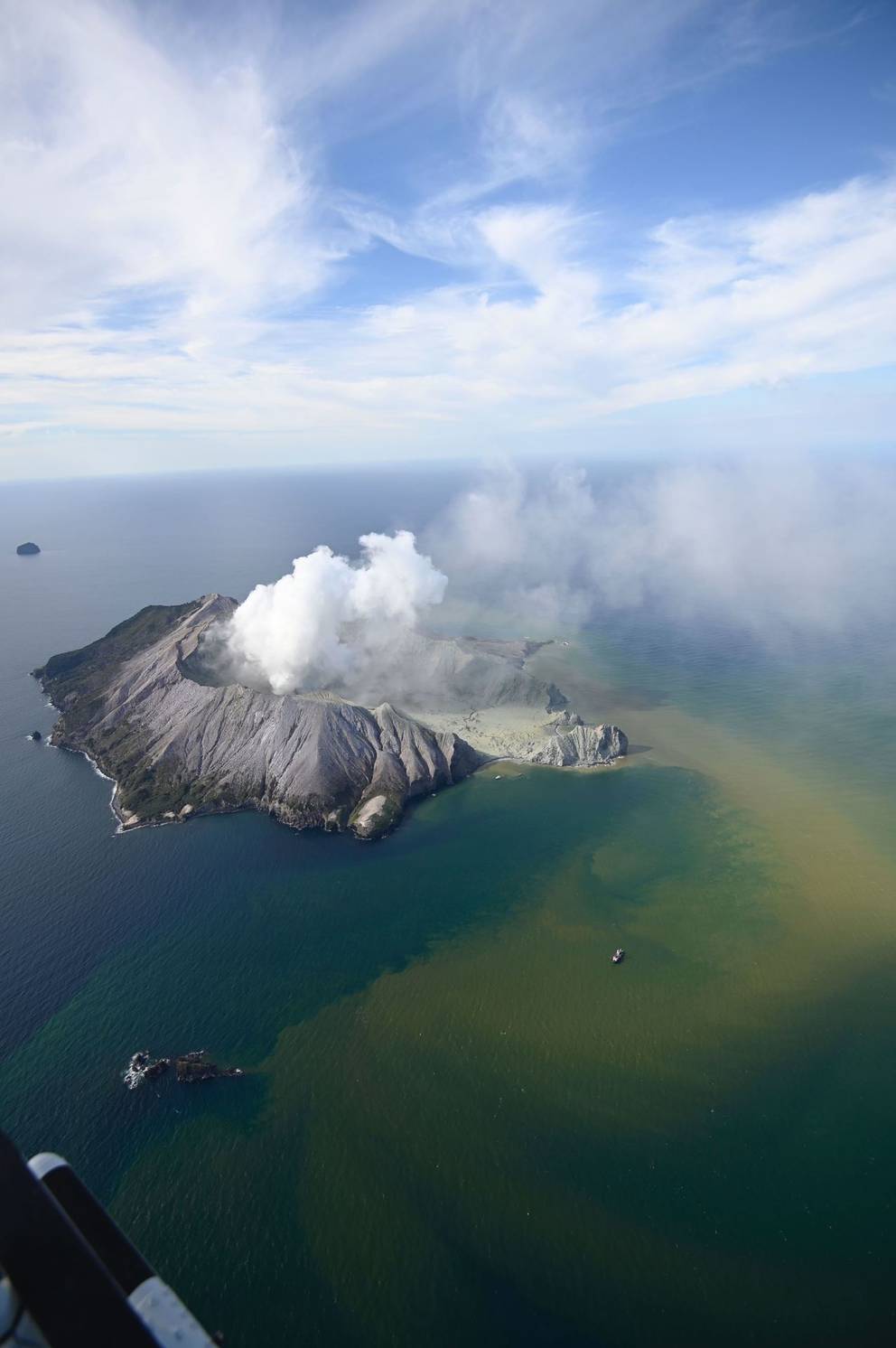 Whakaari White Island Eruption Qc Calls For Urgent Royal Commission Of Inquiry Nz Herald 9572