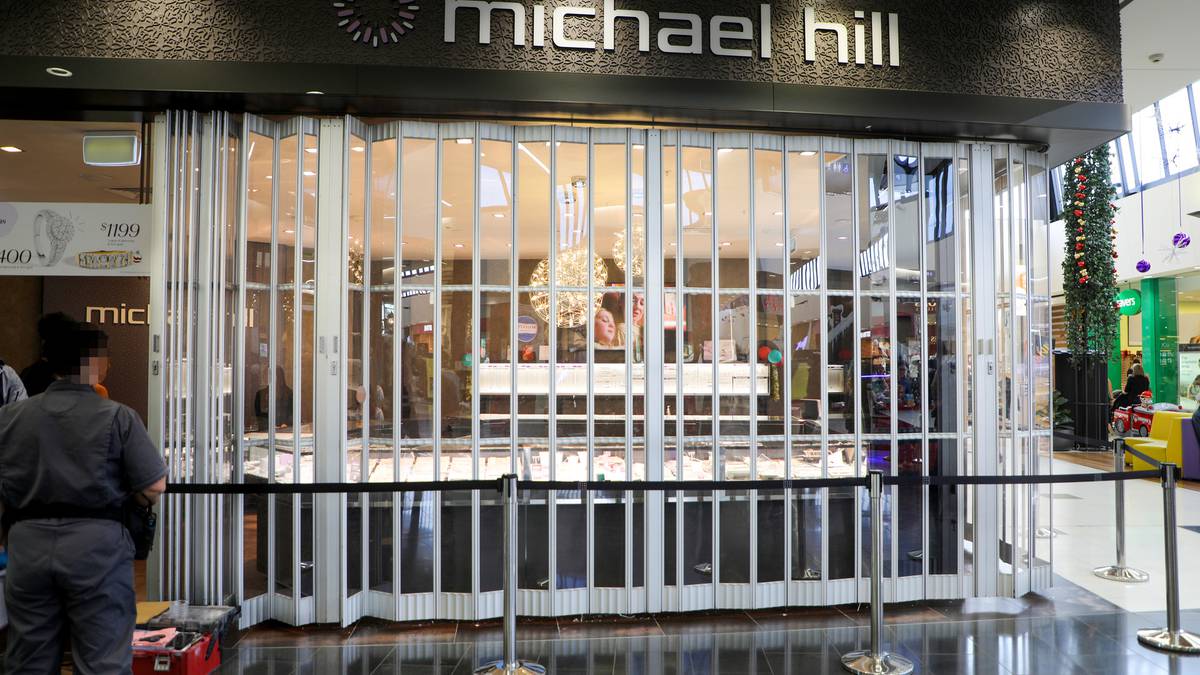 Men armed with hammers rob Michael Hill’s store in Oakland’s Northwest Shopping Center
