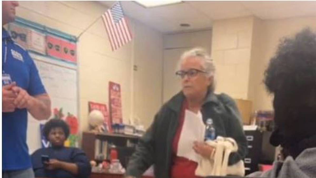 Le moment où une enseignante américaine démissionne au milieu d’une classe après que des élèves se sont moqués d’elle