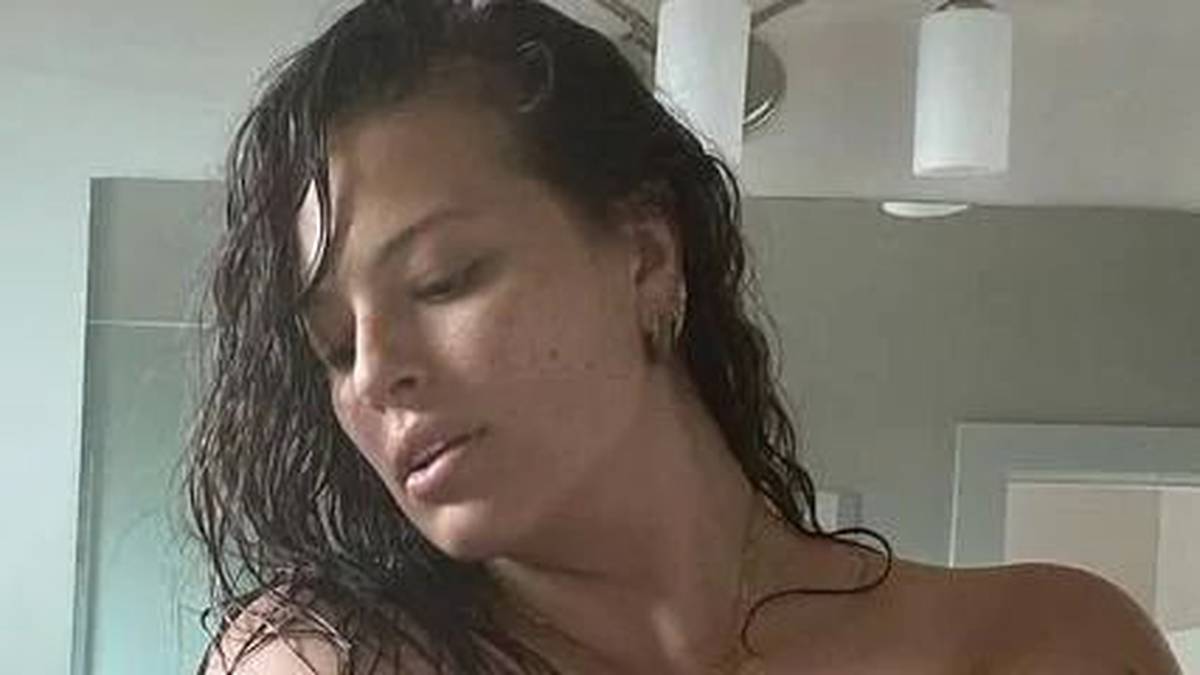 Model Ashley Graham defends naked 'big girl' selfie - NZ Herald