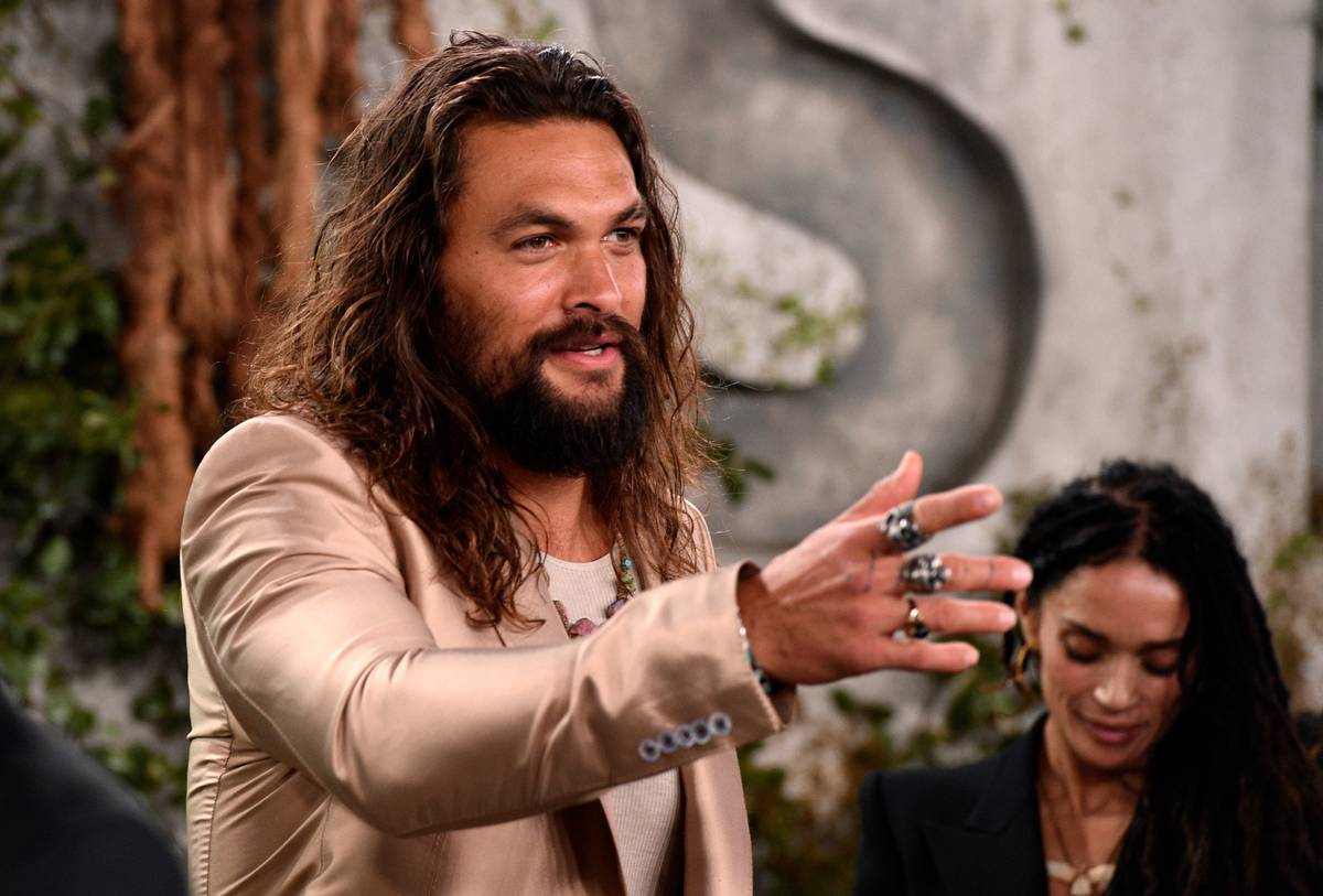 Jason Momoa wins 'SNL' with hilarious, shirtless surprise appearance