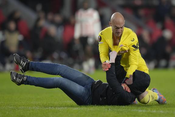 poki futebol Goleiro do Sevilla é agredido por torcedor durante partida da  Liga Europa