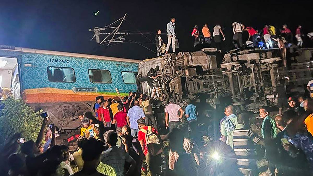 Hindistan tren faciası: Kalküta’nın güneybatısında bir tren çarpışması ve raydan çıkması sonucu 200’den fazla kişi öldü ve 900 kişi yaralandı