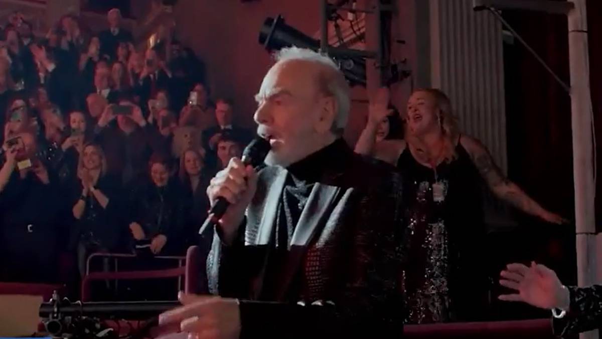 Neil Diamond surprises audience with 'Sweet Caroline' performance