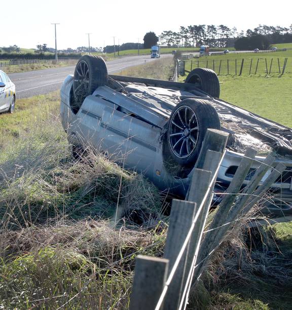 3 hurt when vehicle crashes into tree in Wellington