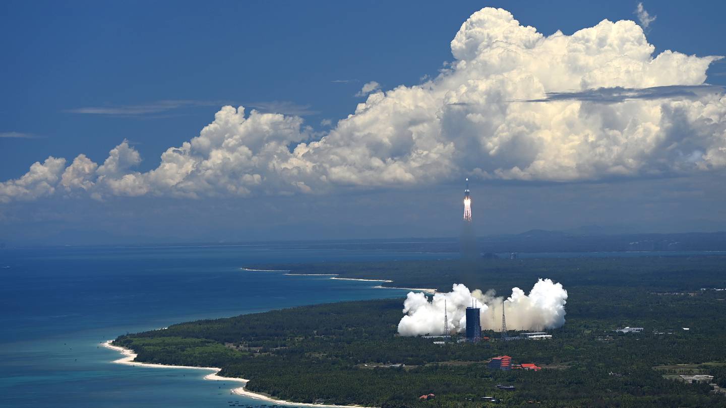 A Long March-5 rocket carrying the Tianwen-1 Mars probe lifts off from the Wenchang Space Launch Center in southern China's Hainan Province in July 2020. Photo / AP