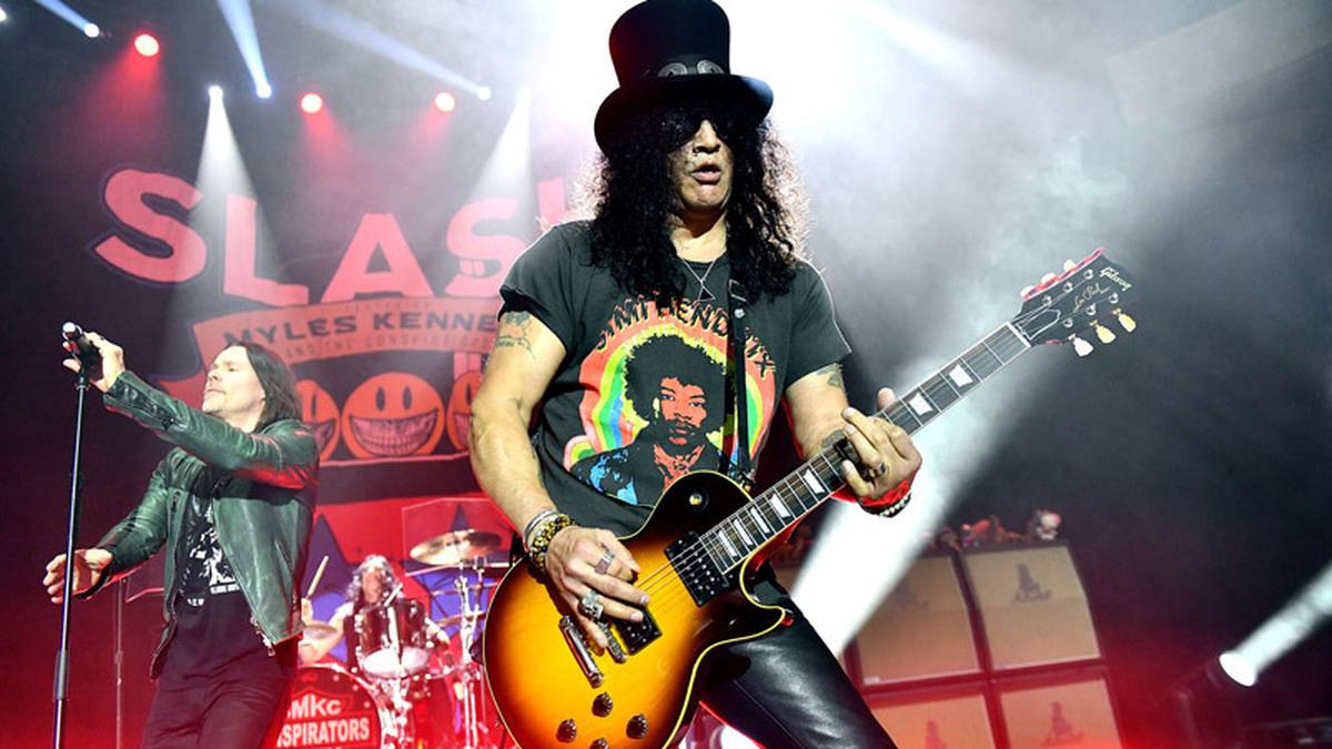 Slash Amazing Guitar Solo Live from Auckland, New Zealand 
