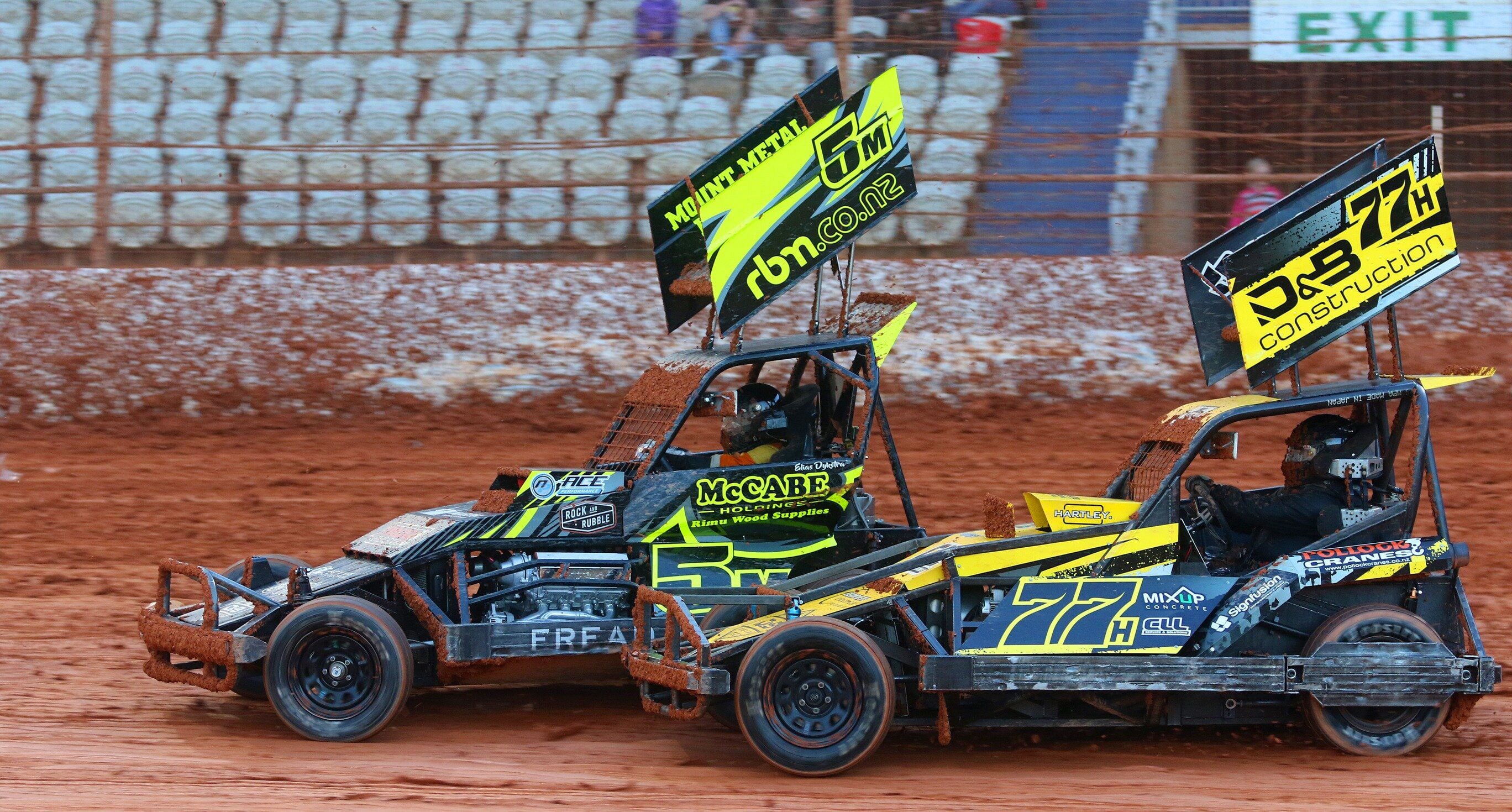  Close racing between overall winner Elias Dykstra and Huntly racer Wayne Slater in the Super Stock division. Photo / Colin Smith