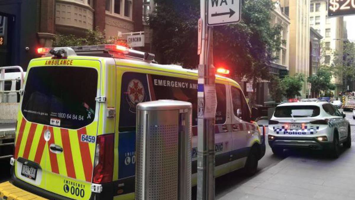L’opération de police prend fin après qu’un homme s’est enfermé dans le café Flinders Lane à Melbourne