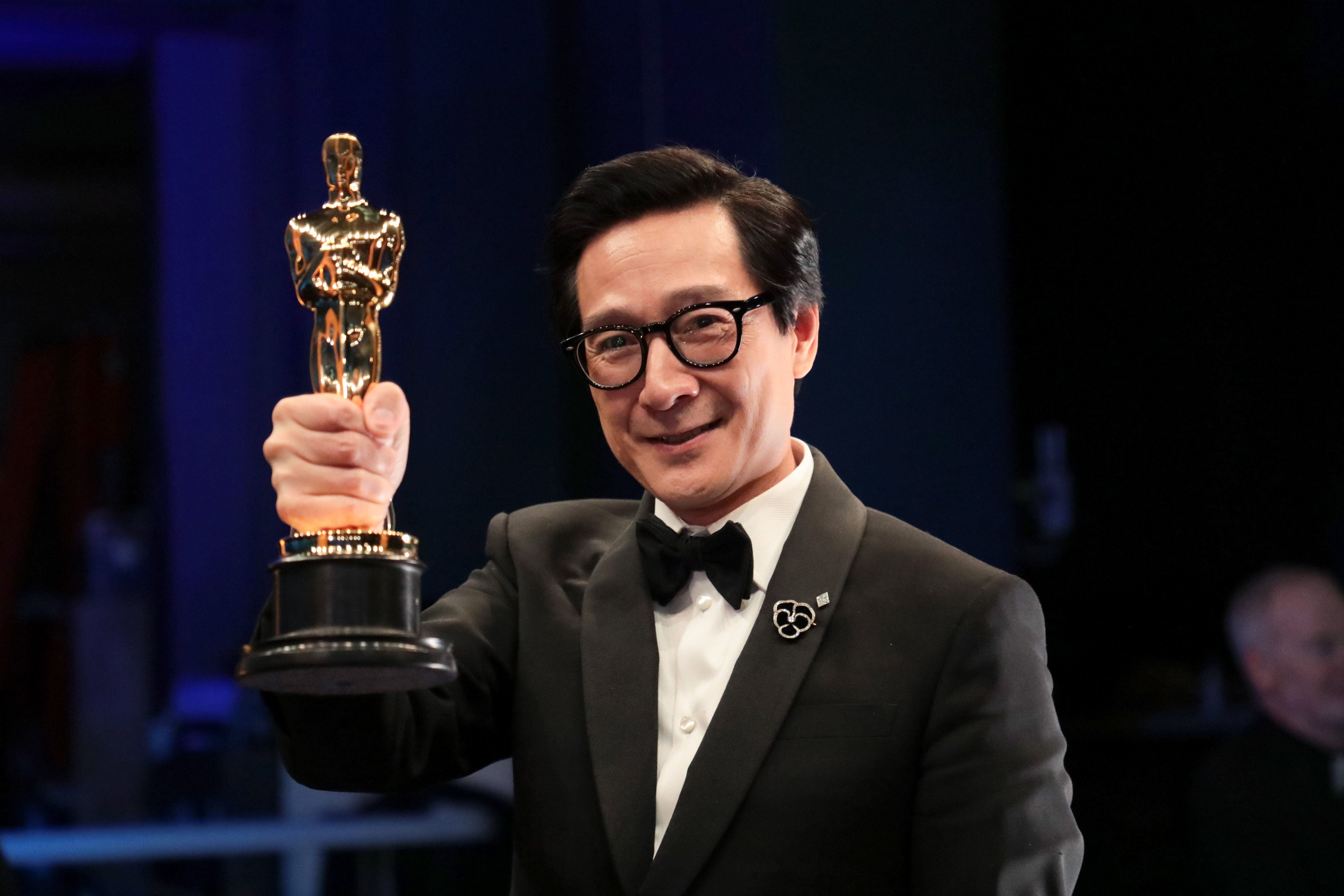 Oscar 2023: Ke Huy Quan, o ex-refugiado premiado 40 anos depois de sucessos  de 'Indiana Jones' e 'Goonies' - BBC News Brasil