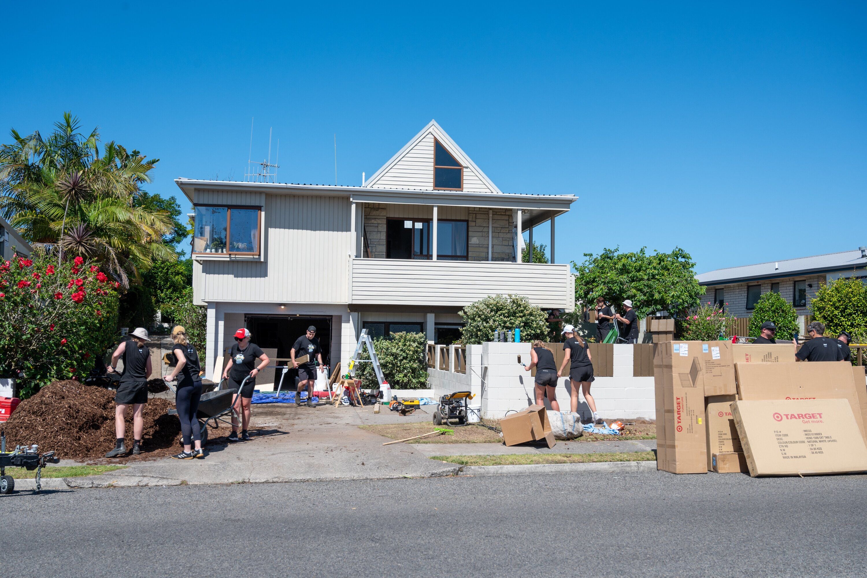 The crew get stuck into the mahi on the Riegers Arataki house.