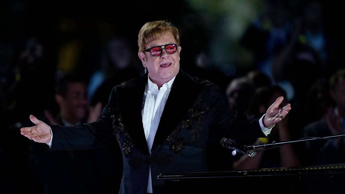 'Embarrassing': AT boss apologises for 'confusion' after councillors slam Elton John transport options - New Zealand Herald