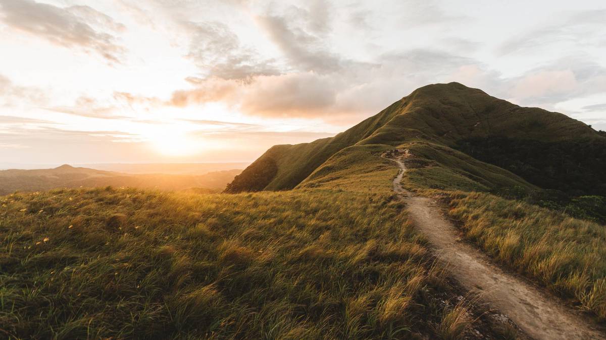 A person standing on top of a hill at sunset photo – Free Cape town Image  on Unsplash