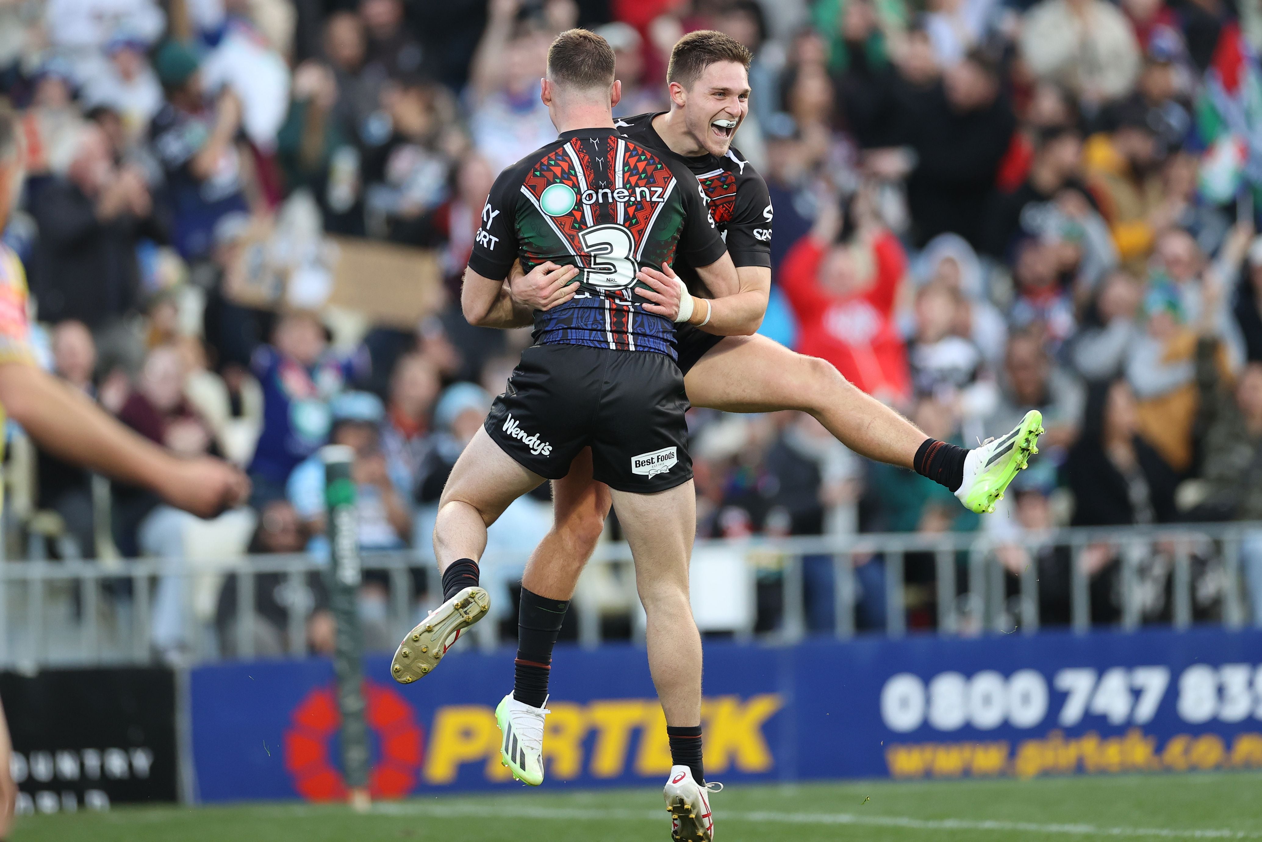 Warriors catch fire to crush Cronulla Sharks and confirm NRL