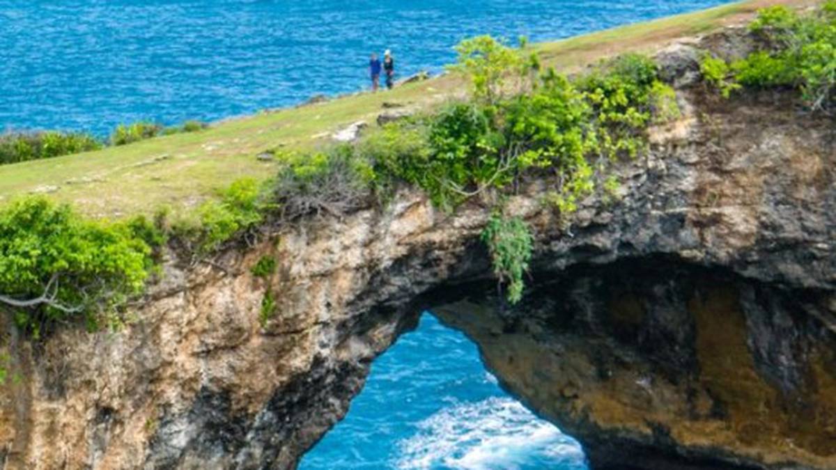 Bali’de bir turist uçurumdan 40 metre yükseklikten düşerek kıl payı kurtuldu.