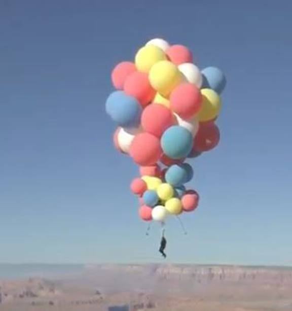 Il video e le foto di David Blaine che si fa sollevare in aria da decine di  palloncini - Il Post