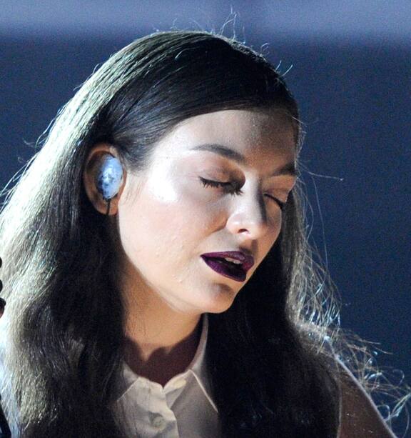 lorde grammy nails