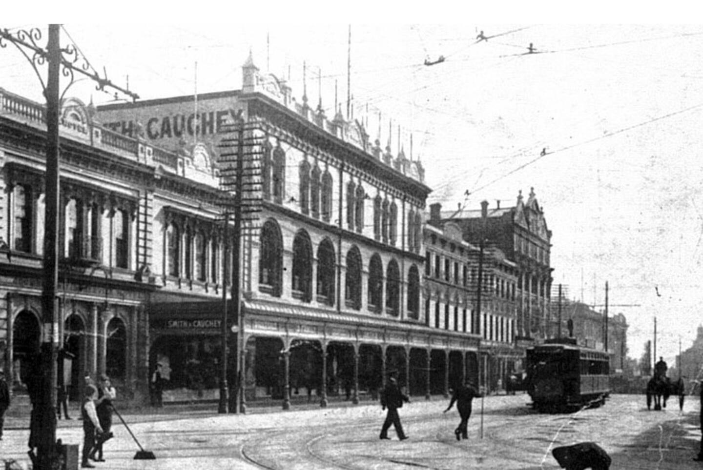 皇后街 Smith & Caughey 百货商店的早期照片。