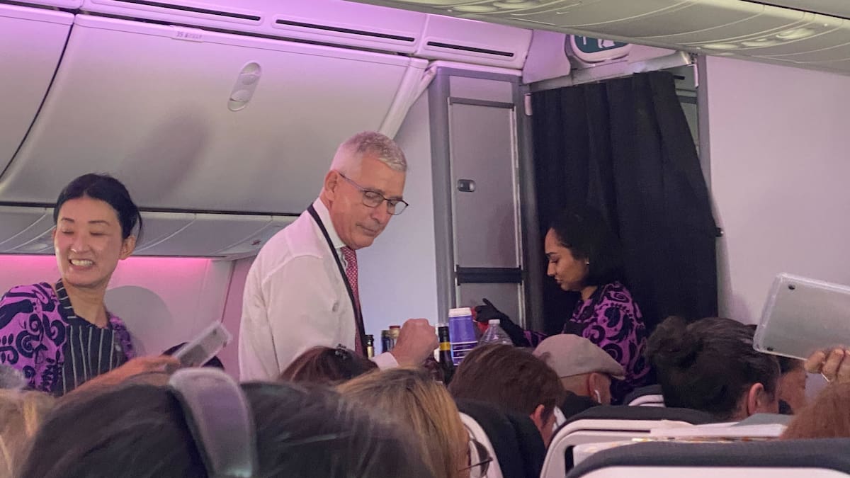 Air NZ boss serves drinks on flight to Japan after PM's plane breaks down