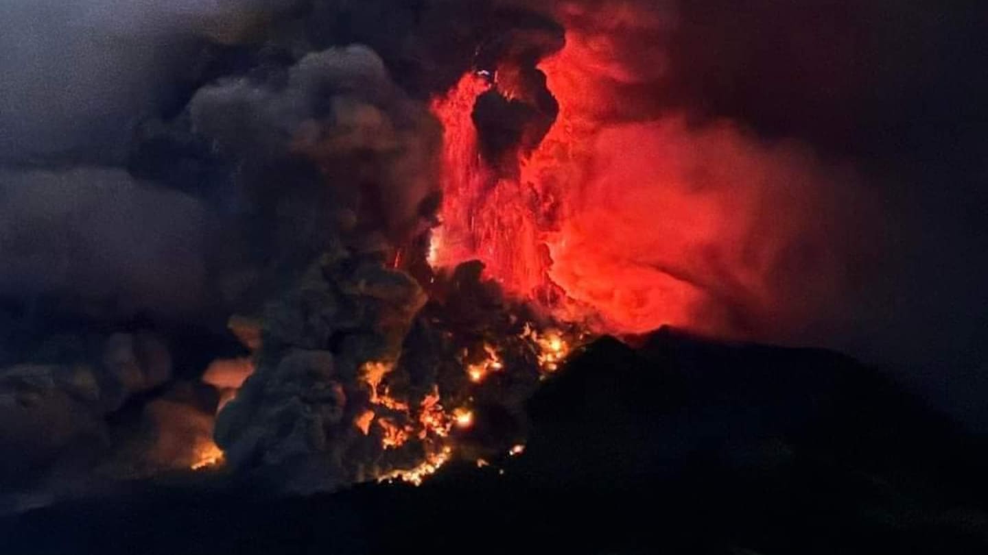 Tsunami alert after Ruang volcano erupts in Indonesia, thousands told to  evacuate - NZ Herald