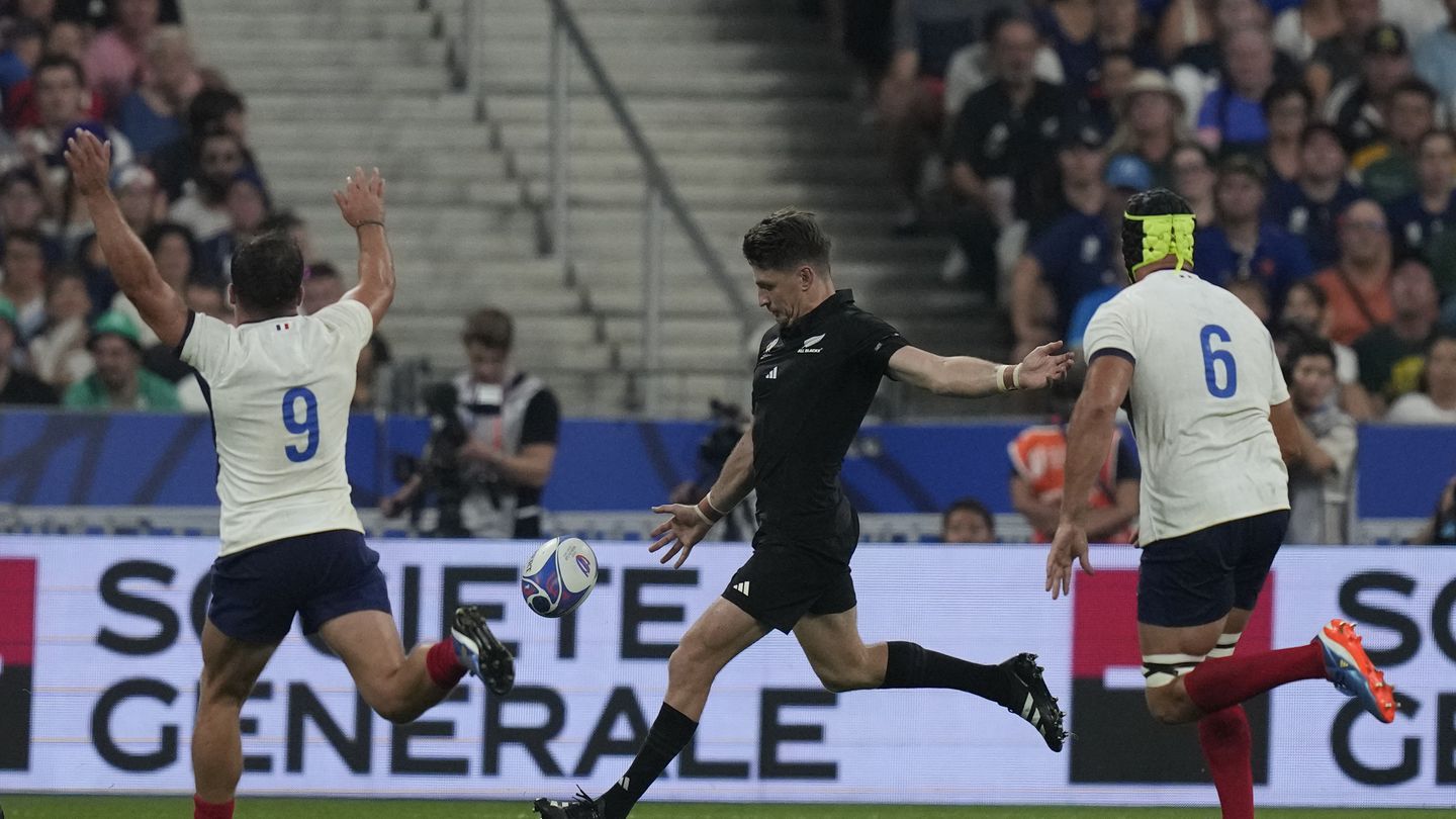 Beauden Barrett kicks the ball during the Rugby World Cup pool match between France and New Zealand. Photo / AP