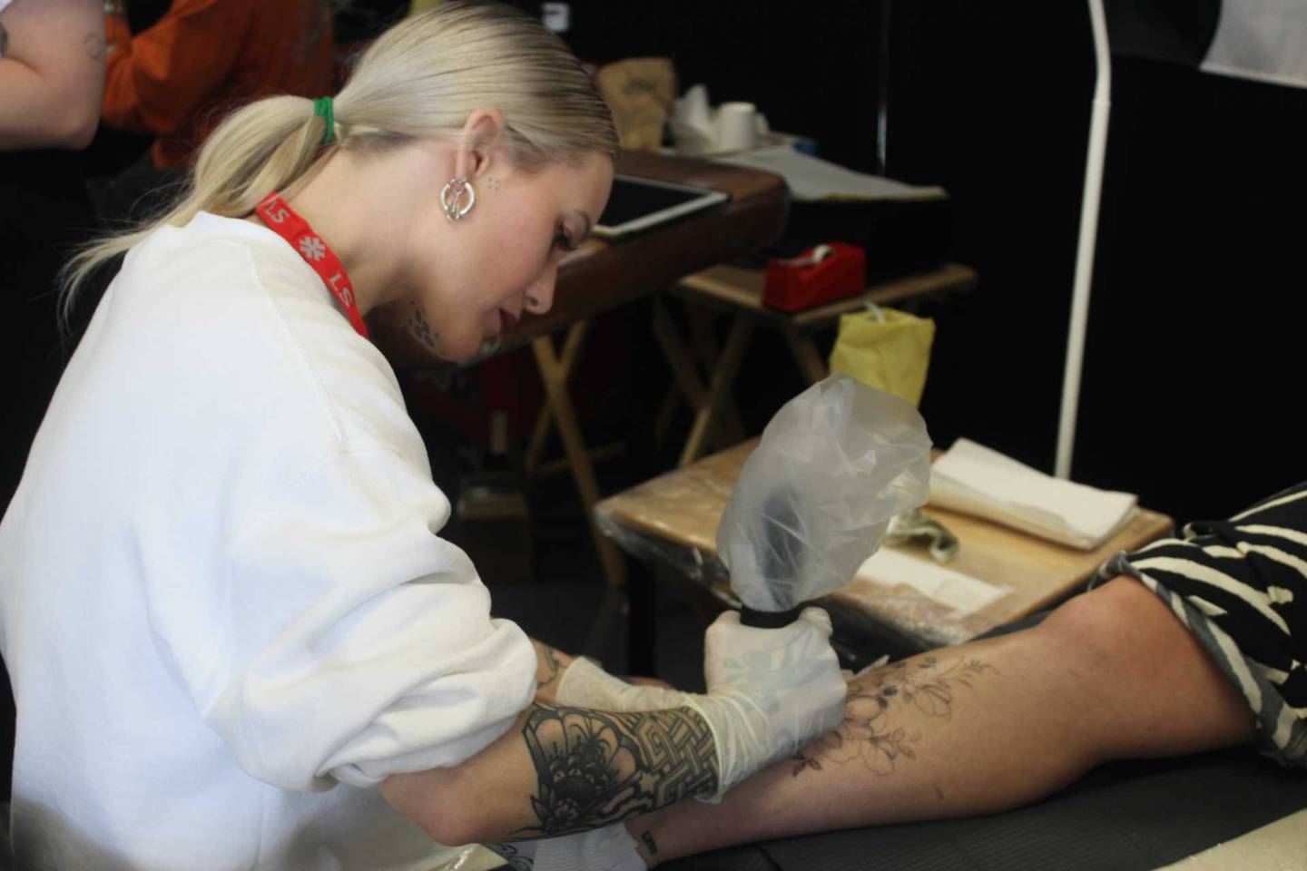 New Plymouth artist Bonnie O'Brien tattooing Laura Jennings at the 2023 New Zealand Tattoo and Art Festival. Photo / Alyssa Smith